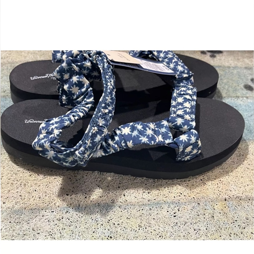Universal Thread Floris Platform Sandals - Picture 2 of 6